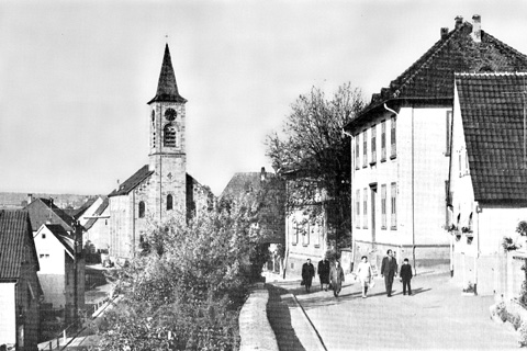 Martin Luther Kirche mit Schulhaus